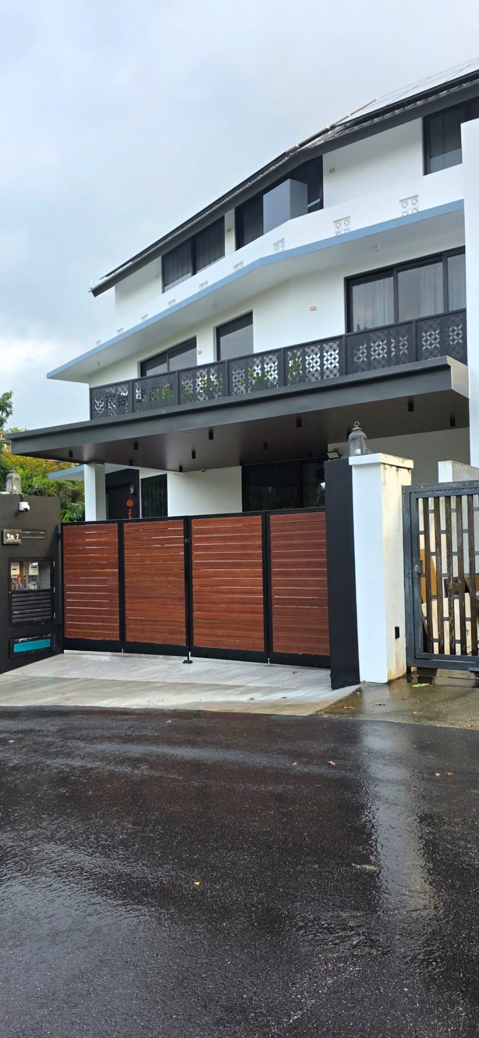 4-Panel Bi-Fold Gate (2 Each Side) | Bukit Timah Completed Project | STEELDIOS