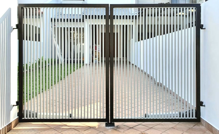 Mild steel Driveway gate 13 (Vertical Compact - Aluminium infill) (Inclusive of Outdoor PU Paint)
