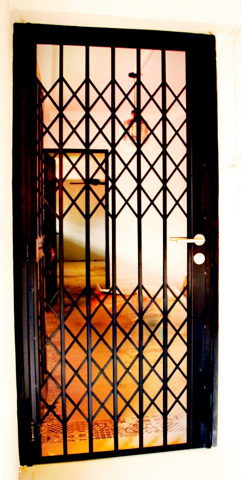 mild steel gate 5 - scissor - Retro